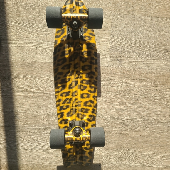Brand new mini skateboard with leopard print wrap - Picture 3 of 10
